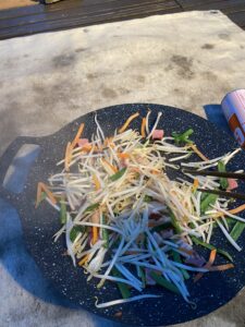 マルチグリドルで野菜を炒める