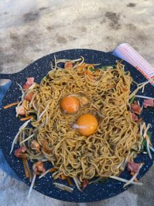 焼きそばに目玉焼きを置きたい