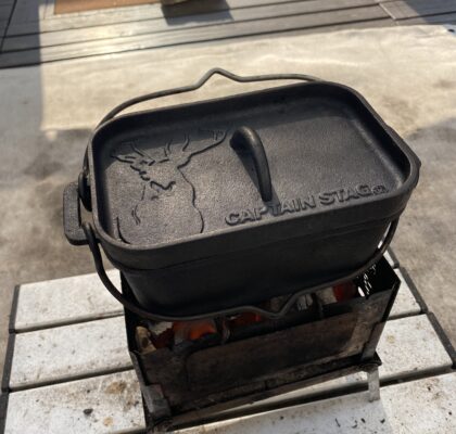 ローストするジャーマンポテト。ダッチオーブンはローストビーフにおすすめ