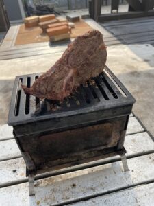 立ててステーキを焼く