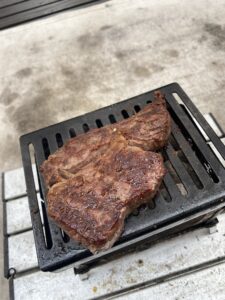 炭火で焼き上がったステーキ