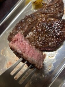 炭火で綺麗に焼くお肉