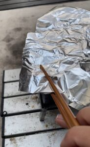 アルミホイルで蒸し焼きにする