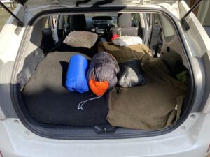 寝袋とアウトドアブランケット