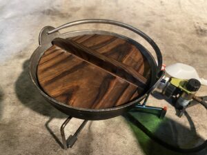 囲炉裏鍋で湯豆腐を作る