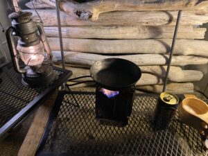 着火薪でフライパンを温める