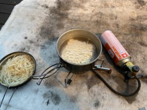 アルミパーソナルクッカーで袋麺を作る