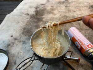 袋麺を作るアルミパーソナルクッカー