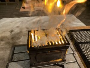 ホルモンを焼く