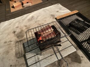 炭火でサバを焼く