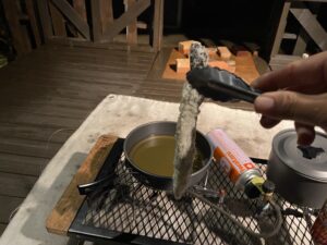 エビフライを揚げる