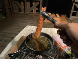 エビフライを揚げる