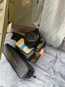 前室に収まるキャンプギア
