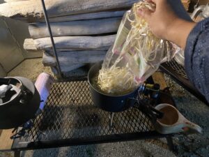 モヤシを茹でる