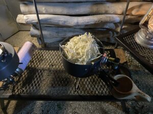 クッカーにモヤシを入れる