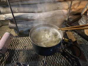 麺を湯がく