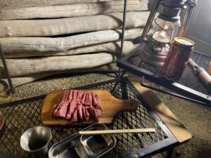 馬刺しを食べる