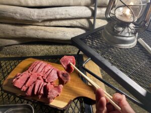 馬刺しを食べる