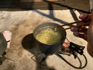 麺を湯がく
