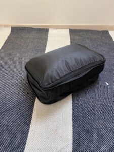 アウトドアブランケットを入れている