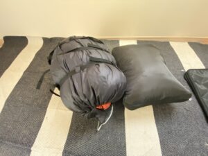 冬用寝袋トラベルポーチに入れてみる