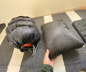 トラベルポーチに入れた冬用寝袋