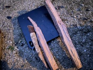 薪割り台で割った薪