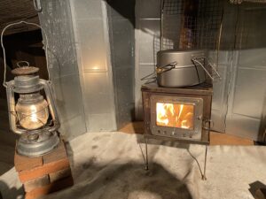 薪ストーブで温めるもつ煮込み