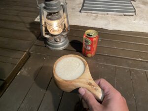 雨の中ビールを飲む