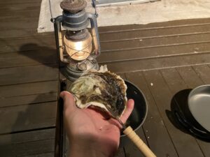 岩ガキを開ける