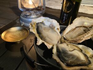 岩ガキを食べる