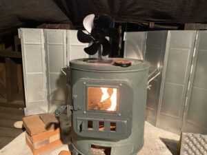 薪ストーブに火をおこす