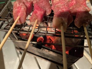 牛串を焼く