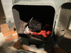 薪ストーブで肉を焼く