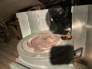 薪ストーブの上のファン