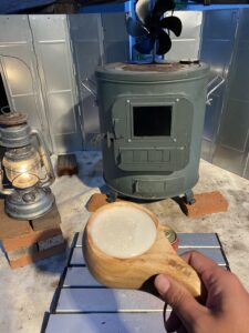 薪ストーブの前でビールを飲む