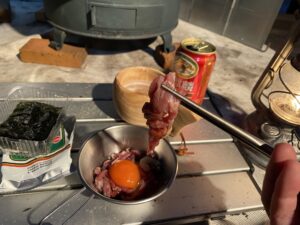 ユッケを食べる