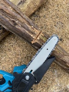 チェーンソーで薪を切ってみる