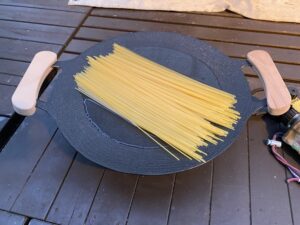 パスタを湯がく