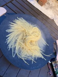 パスタを湯がく