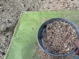 木クズの大きさを揃える