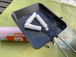 バーナーでロウを溶かす