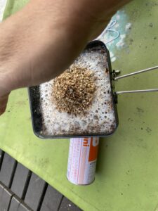 木くずを入れます