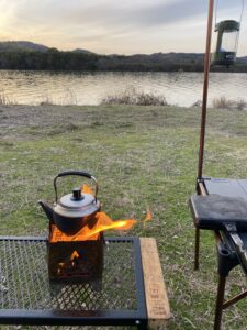 炎を上げて燃える着火剤