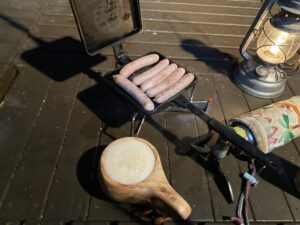 ウィンナーを食べる