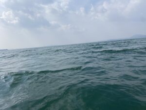 春の海は波がある