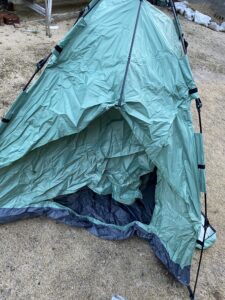 テントの設営中
