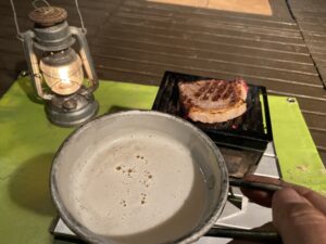 お酒を飲みながら肉を見る