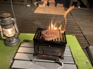 炭火でステーキを焼く