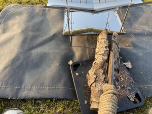 焚き火台の前で薪を作る